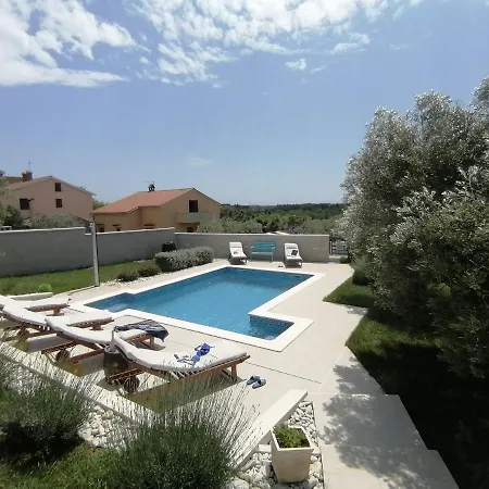 Mel&stef With Swimming Pool Ideal For Family Vacation