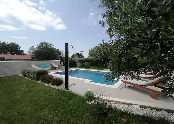 Апартаменти Mel&stef With Swimming Pool Ideal For Family Vacation *