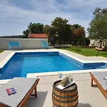 Mel&stef With Swimming Pool Ideal For Family Vacation Pula