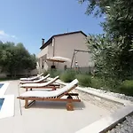 Mel&stef With Swimming Pool Ideal For Family Vacation Apartment *