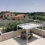 Mel&stef With Swimming Pool Ideal For Family Vacation Apartment Pula