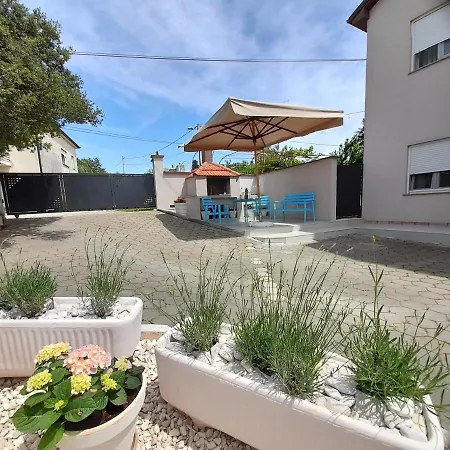 Mel&stef With Swimming Pool Ideal For Family Vacation Apartment
