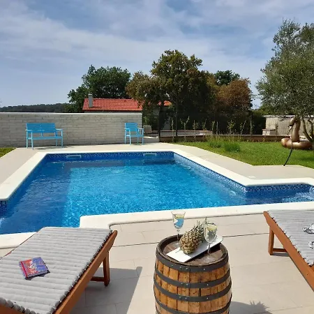 Mel&stef With Swimming Pool Ideal For Family Vacation Pula