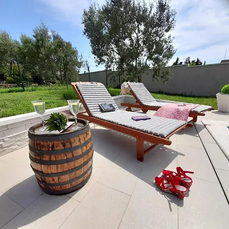Mel&stef With Swimming Pool Ideal For Family Vacation Apartment *