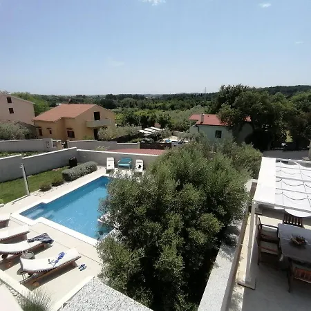 Mel&stef With Swimming Pool Ideal For Family Vacation *