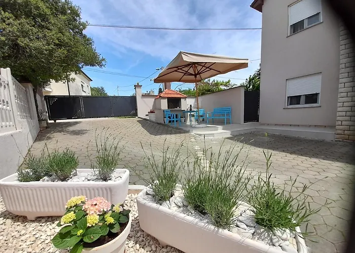 Mel&stef With Swimming Pool Ideal For Family Vacation Apartment