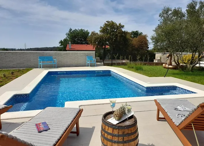 Mel&stef With Swimming Pool Ideal For Family Vacation Pula