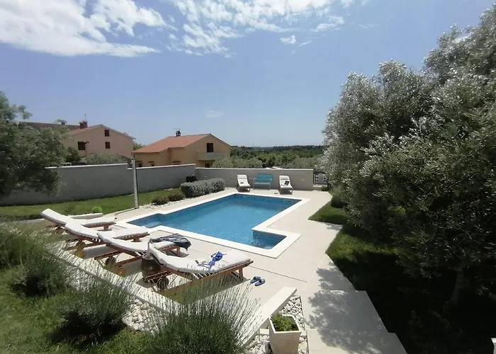 Mel&stef With Swimming Pool Ideal For Family Vacation