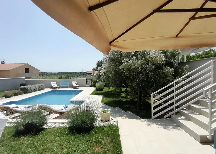 Mel&stef With Swimming Pool Ideal For Family Vacation Apartment