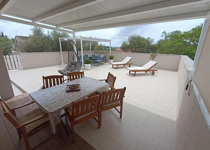 Mel&stef With Swimming Pool Ideal For Family Vacation Apartment