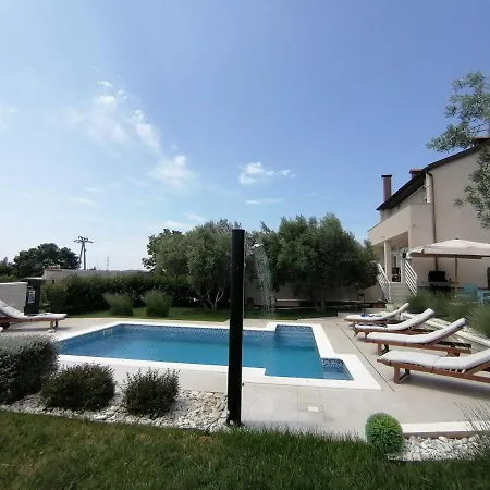 Mel&stef With Swimming Pool Ideal For Family Vacation * פולה
