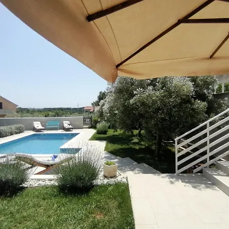 Mel&stef With Swimming Pool Ideal For Family Vacation דירה