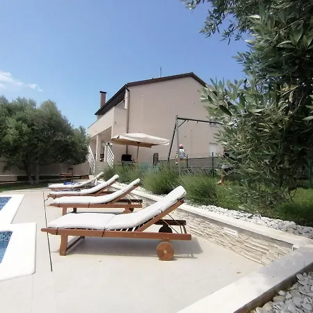 Mel&stef With Swimming Pool Ideal For Family Vacation דירה *