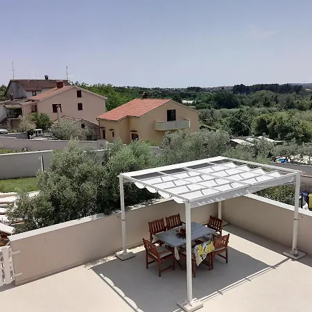 Mel&stef With Swimming Pool Ideal For Family Vacation דירה פולה