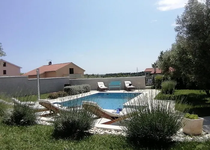 Mel&stef With Swimming Pool Ideal For Family Vacation Apartman *